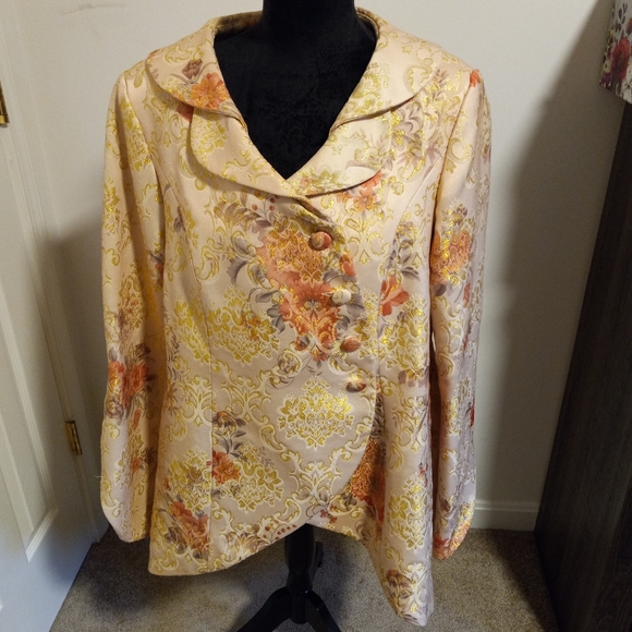 Two piece suit - Picture 1 of 8